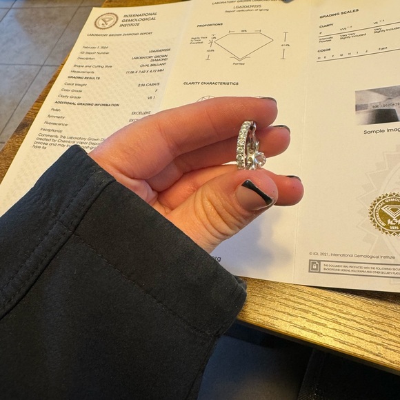 2.56 Certified IGI Color F VS1 Oval Diamond + 1.75 carats w/side-stones & band - Picture 9 of 12